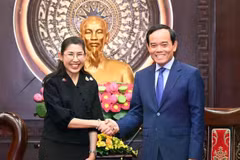 El secretario del Comité del Partido de Ciudad Ho Chi Minh, Tran Luu Quang, recibe a la embajadora de Tailandia en Vietnam, Urawadee Sriphiromya. (Fuente: sggp)