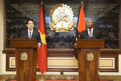 El presidente de Vietnam, Luong Cuong, y su homólogo de Angola, João Manuel Gonçalves Lourenço, en la conferencia de prensa. (Fuente: VNA)