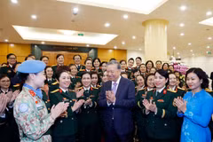 El secretario general del Partido Comunista de Vietnam, To Lam, y delegadas. (Fuente: VNA)