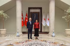 La embajadora de Vietnam en Turquía, Dang Thi Thu Ha, y el gobernador de Bursa, Erol Ayyildiz. (Fuente: VNA)