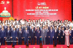 El secretario general del Partido Comunista y presidente de Vietnam, To Lam, y delegados en el acto conmemorativo de 120 aniversario de la fundación de la Universidad Nacional de Hanoi. (Fuente: VNA)
