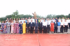 El embajador de Vietnam en Laos, Nguyen Minh Tam, y delegados en el Monumento dedicado al presidente laosiano, Kaysone Phomvihane, en la provincia de Savannakhet. (Fuente: VNA)