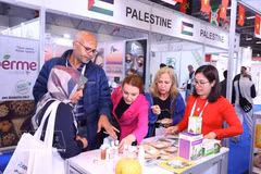 Visitantes en el stand de la Cooperativa Hanoi Xanh en la Exposición Halal 2025. (Fuente: VNA) 