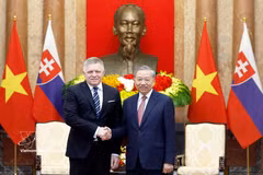 El secretario general del Partido Comunista de Vietnam y presidente del país, To Lam, y el primer ministro de Eslovaquia, Robert Fico. (Fuente: VNA)