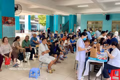 La gente espera su turno para el chequeo médico en el barrio de Tan Binh. (Fuente: VNA)