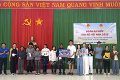 Estudiantes vietnamitas en la República de Polonia entregan donaciones a personas en situación difícil en la provincia de Dak Lak. (Foto: VNA)