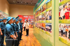 Visitantes en la exposición. (Fuente: VNA)