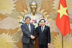 El presidente de la Asamblea Nacional de Vietnam, Tran Thanh Man, (derecha) recibe al secretario general ejecutivo interino del Partido Liberal Democrático de Japón (PLD), Hagiuda Koichi. (Fuente: VNA)