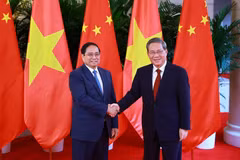 El primer ministro vietnamita, Pham Minh Chinh, y su homólogo chino, Li Qiang. (Fuente: VNA)