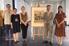 Delegados vietnamitas y franceses posan para una foto conmemorativa junto a la pintura original "¡Viva la paz!" de artista Pablo Picasso. (Fuente: VNA)