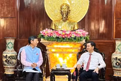 Le Quang Tung, secretario del Comité del Partido Comunista de Vietnam en la ciudad de Can Tho, se reúne con el embajador de India en Hanoi, Tshering Wangchuk Sherpa. (Fuente: VNA)