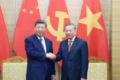 El secretario general del Partido Comunista de Vietnam, To Lam, y el secretario general del Partido Comunista y presidente de China, Xi Jinping. (Fuente: VNA)