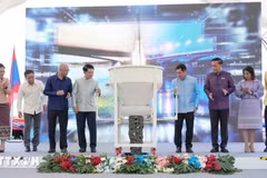 Los viceprimeros ministros de Laos y Tailandia y delegados en el evento. (Fuente: VNA)