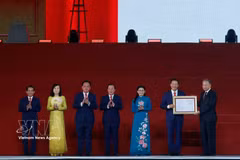 El secretario general del Partido Comunista y presidente de Vietnam, To Lam, entrega la Resolución de la Asamblea Nacional sobre la creación de la ciudad. (Fuente: VNA)
