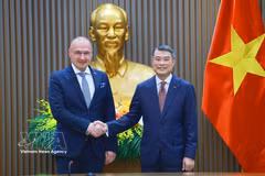 El primer ministro vietnamita, Le Minh Hung, (derecha) recibe al ministro de Asuntos Exteriores y Europeos de Croacia, Gordan Grlić Radman. (Fuente: VNA)