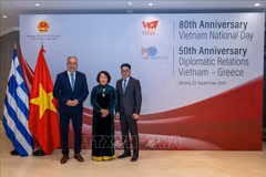 La embajadora de Vietnam en Grecia, Pham Thi Thu Huong, y el viceministro de Desarrollo griego, Stavros Kalafatis, en la ceremonia de conmemoración del 50.º aniversario del establecimiento de las relaciones diplomáticas entre los dos países y el 80.º aniversario del Día Nacional de Vietnam, organizada el 22 de septiembre de 2025 en Atenas. (Foto: VNA)