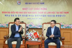 El presidente de la Asociación de Periodistas de Vietnam, Le Quoc Minh, recibe a Park Jong Hyun, presidente de la Asociación de Periodistas de Corea del Sur. (Fuente: congluan.vn)