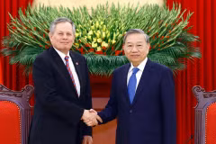 El secretario general del Partido Comunista de Vietnam, To Lam, recibió al senador Steve Daines del Partido Republicano en el Estado de Montana en marzo de 2025. (Fuente: VNA)