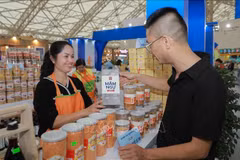 Productos OCOP de la cooperativa Viet Hung, en la provincia de Quang Ninh, atrae a muchos turistas. (Fuente: VNA)