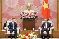 El presidente de la Asamblea Nacional de Vietnam, Tran Thanh Man, recibe a Zhong Shan, titular del Comité de Asuntos Financieros y Económicos de la Asamblea Popular Nacional de China. (Fuente: VNA)
