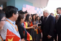 El 24 de enero de 2024, el presidente de la República Federal de Alemania, Frank-Walter Steinmeier, visita la Universidad Vietnam-Alemana en la localidad de Ben Cat, provincia de Binh Duong. (Fuente: VNA)