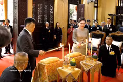 El rey de Tailandia, Maha Vajiralongkorn, y la reina Suthida Bajrasudhabimalalakshana llevan a cabo una ceremonia de encendido de velas para orar por la paz y el bienestar en la pagoda Quan Su. (Fuente: VNA)