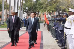 Los presidente de Angola, João Manuel Gonçalves Lourenço, y de Vietnam, Luong Cuong, en la ceremonia oficial de bienvenida (Fuente: VNA)