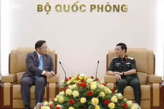 El viceprimer ministro y titular de Defensa de Vietnam, general Phan Van Giang, (derecha) recibe al embajador malasio en Hanoi, Dato' Tan Yang Thai. (Fuente: qdnd.vn)