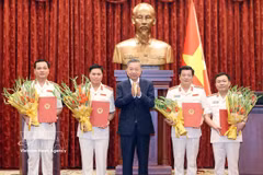 El secretario general del Partido Comunista de Vietnam y presidente del país, To Lam, entrega la decisión a los funcionarios. (Fuente: VNA)