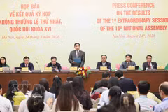 El secretario general y jefe de la Oficina de la Asamblea Nacional, Le Quang Manh, preside la conferencia de prensa. (Foto: VNA)