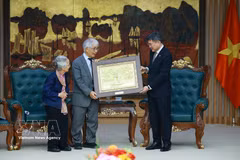 El primer ministro de Vietnam, Le Minh Hung, recibe al profesor Tran Thanh Van, presidente de la Asociación científica “Encuentro de Vietnam” y director del Centro Internacional de Ciencia y Educación Interdisciplinarias (ICISE) y su esposa, la profesora Le Kim Ngoc. (Fuente: VNA)
