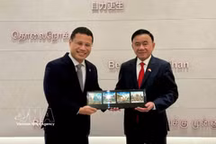 El miembro del Buró Político e integrante permanente del Secretariado del Comité Central del Partido Comunista de Vietnam (PCV), Tran Cam Tu, y el presidente del Partido de Acción Popular y ministro de Educación de Singapur, Desmond Lee. (Fuente: VNA)