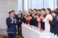 El miembro del Buró Político y permanente del Secretariado del Comité Central del Partido Comunista de Vietnam (PCV), Tran Cam Tu, y delegados. (Fuente: VNA)