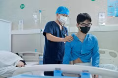 Médico examina a paciente de la pandemia de la COVID-19. (Foto: VNA)