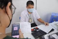 Realizan el pago sin efectivo de gastos hospitalarios (Fuente: qdnd.vn)