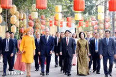El presidente de Vietnam, Luong Cuong, y el rey Felipe de Bélgica en la Ciudadela Imperial de Thang Long. (Fuente: VNA)