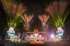 Una espectacular actuación artística combinada con fuegos artificiales durante el evento. (Foto: VNA)