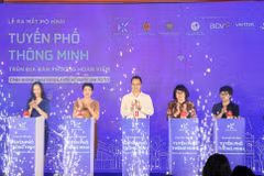 Trinh Hoang Tung, presidente del Comité Popular del barrio de Hoan Kiem, y delegados en la ceremonia de lanzamiento del modelo piloto de "Calle Inteligente". (Foto: hanoimoi.vn)