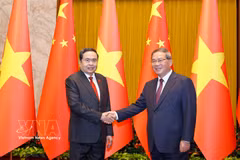 El presidente de la Asamblea Nacional de Vietnam, Tran Thanh Man, y el primer ministro de China, Li Qiang. (Fuente: VNA)