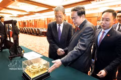 El presidente de la Asamblea Nacional de Vietnam, Tran Thanh Man, y Zhao Leji, presidente del Comité Permanente de la Asamblea Popular Nacional de China, intercambian obsequios. (Fuente: VNA)