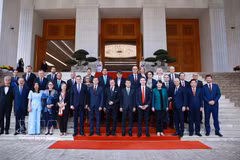 El primer ministro vietnamita, Le Minh Hung, y delegados. (Fuente: VNA)