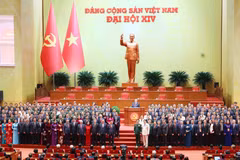 El Comité Central del Partido Comunista de Vietnam del XIV mandato se presenta ante el Congreso. (Foto: VNA)