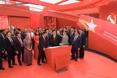 El viceprimer ministro vietnamita Mai Van Chinh, el secretario general del Partido Popular Revolucionario y presidente de Laos, Thongloun Sisoulith, y el presidente del Partido Popular (CPP) y titular del Senado de Camboya, Hun Sen, visitan la exposición. (Fuente: VNA)