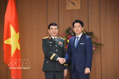 El general Phan Van Giang, miembro del Buró Político, viceprimer ministro y titular de Defensa vietnamita, (izquierda) y el ministro japonés de Defensa, Shinjiro Koizumi. (Fuente: VNA)