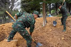 El equipo K53 (Comando Militar de la provincia de Quang Ngai) realiza excavaciones y exploraciones en varios lugares potencialmente relacionados con una fosa común de soldados caídos a lo largo de la calle Truong Chinh, en los municipios de Dak Cam y Kon Tum. (Foto: VNA)