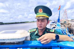 El mayor Phan Minh Vuong, jefe del Puesto de Control de la Guardia Fronteriza de Ganh Hao (dependiente de la Guardia Fronteriza de la provincia de Ca Mau), inspecciona personalmente el Sistema de Monitoreo de Buque (VMS) en un barco pesquero. (Foto: VNA)