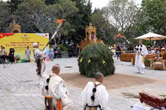 Rituales durante la ceremonia de purificación por fuego (Saito Ogomaku). (Foto: VNA)