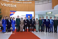La presidenta de la Asamblea Nacional de Camboya, Samdech Khuon Sudary, y delegados. (Fuente: VNA)