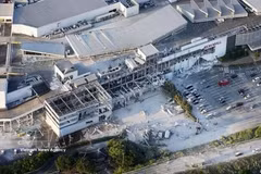 Daños después de un terremoto en el centro comercial Aeon Mall en la prefectura de Kumamoto, Japón, el 28 de julio de 2026. (Foto: Kyodo/VNA)