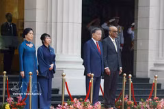 El presidente de Singapur, Tharman Shanmugaratnam, y su esposa presiden la ceremonia oficial de bienvenida al secretario general del Comité Central del Partido Comunista de Vietnam y presidente del país, To Lam, y a su esposa. (Fuente: VNA)